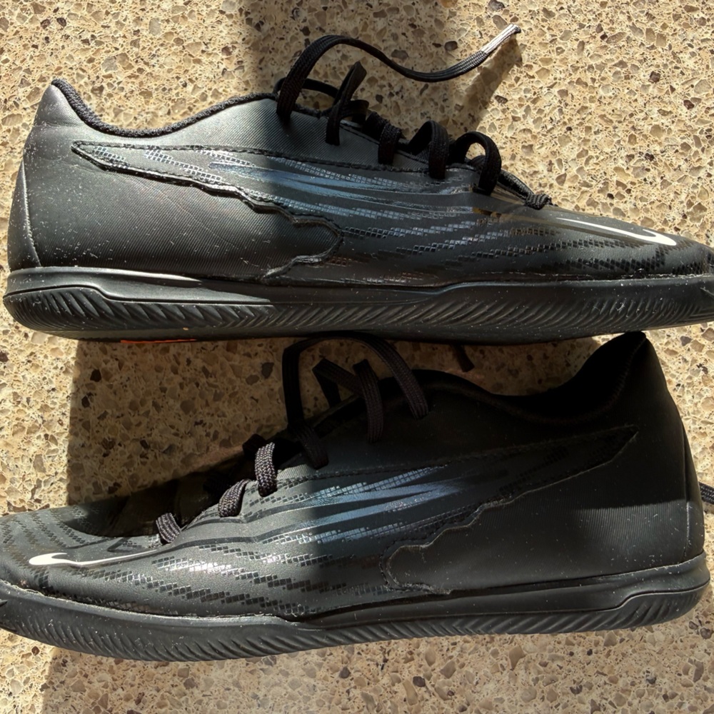 SALE!!! Nike Mens Phantom Indoor Soccer Shoes